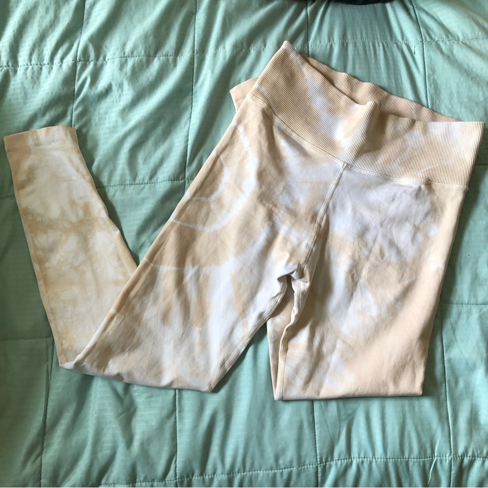Aerie Offline seamless leggings with peach and white tie dye pattern